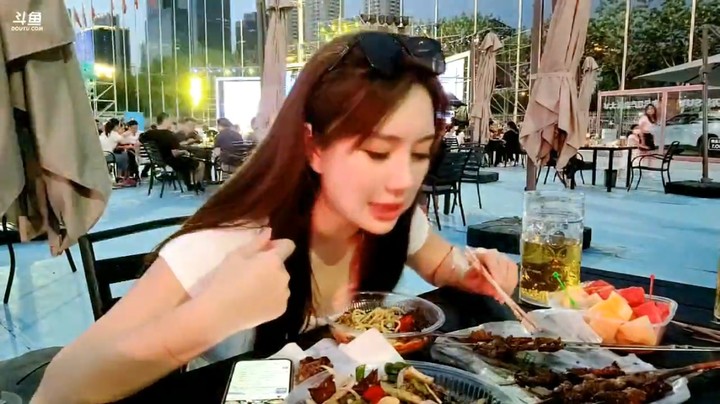美女主播晚上十点多在乌鲁木齐吃夜宵，很快乐啊