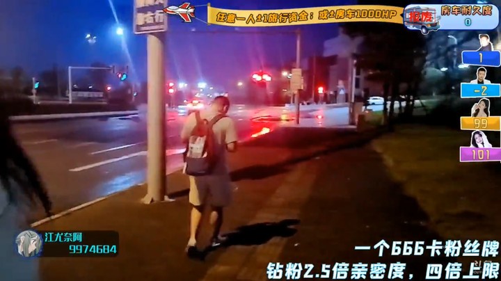 浩哥和美女在重庆市区找地方吃饭