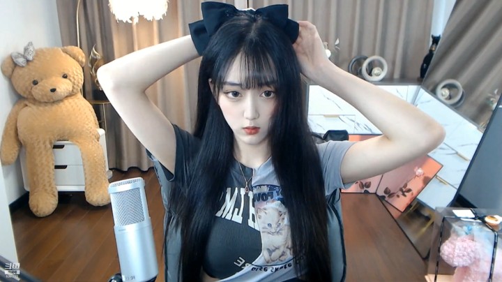 美女兔兔好可爱，头发好多，真羡慕