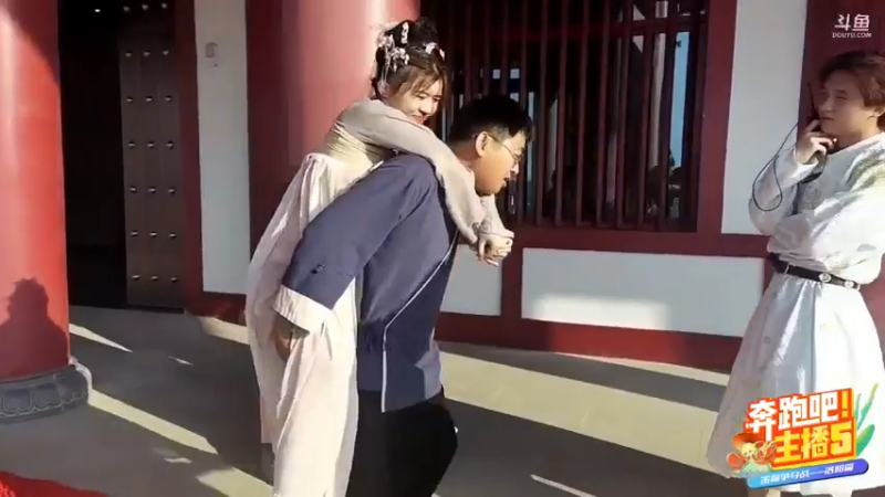 【2022-06-24 17点场】胡嘉一：《奔跑吧！主播》day2..牡丹博物馆