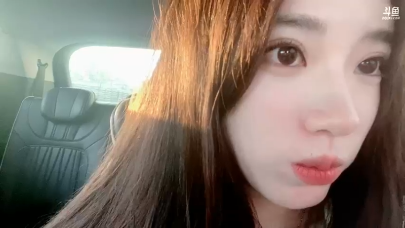 【2022-06-25 18点场】小苏菲：出去溜溜呢