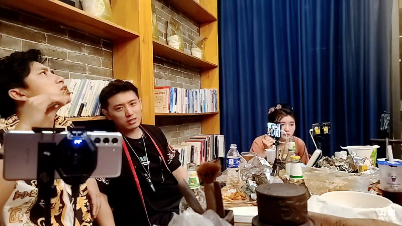 我在斗鱼看火力堂主直播户外