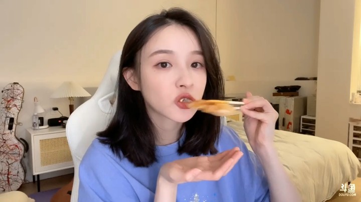 美女二珂直播吃晚饭，这菜很丰富，很营养