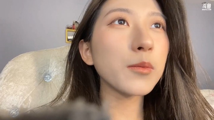 美女冰冰在家直播，这抬头看直播啊
