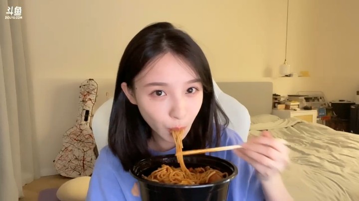 美女二珂直播吃粉真可爱，笑不停啊