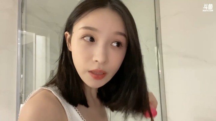 美女二珂在家直播梳头发，很可爱很淑女