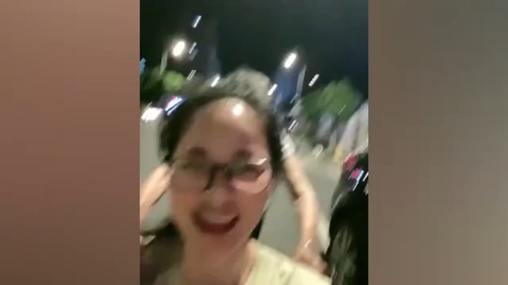 女子用轮椅推90岁外婆散步，不料反被老人推行，两人笑声太治愈