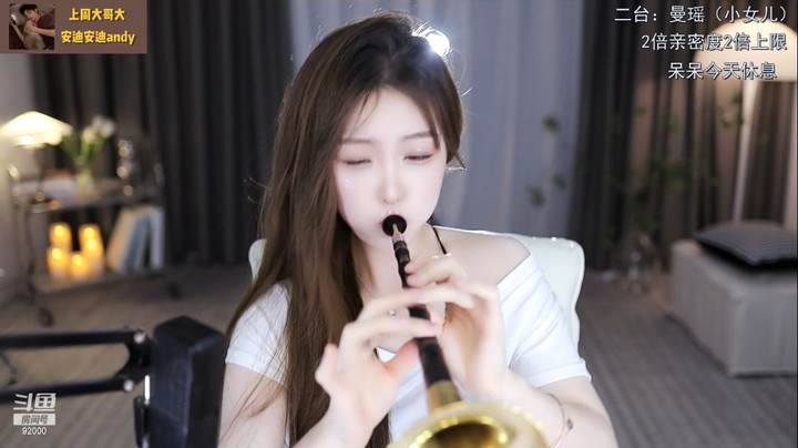 美女曼瑶表演吹唢呐，这技术真假难辨