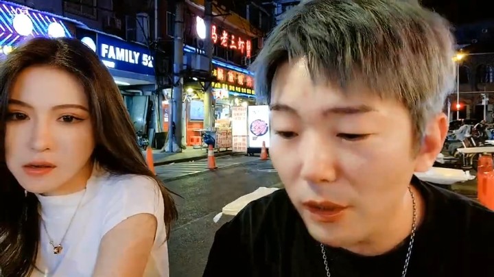 小王哥和美女一起吃夜宵，美女很漂亮啊