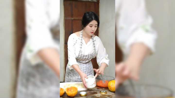 美女在家做木瓜鱼子酱，真不错啊
