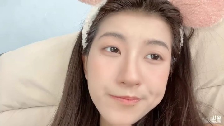 美女冰冰在家直播聊天了，这宠物猫不错啊