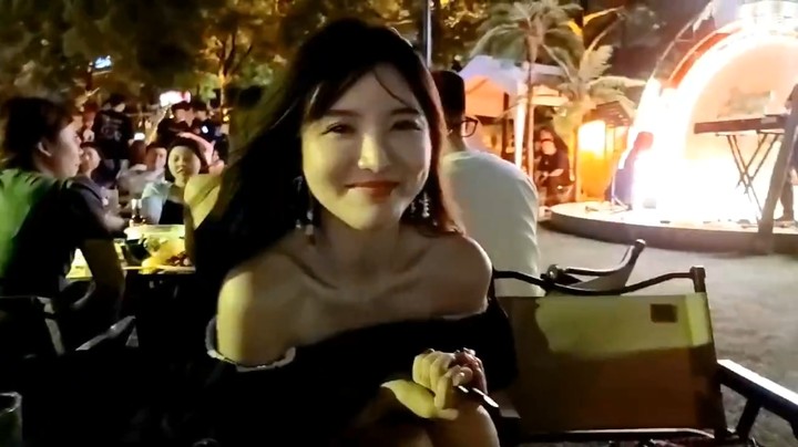 博哥和美女学妹玩游戏，美女小姐姐很开心啊