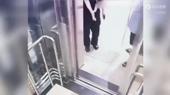 暖心！视障老人地铁乘车，五站接力助其抵达目的地