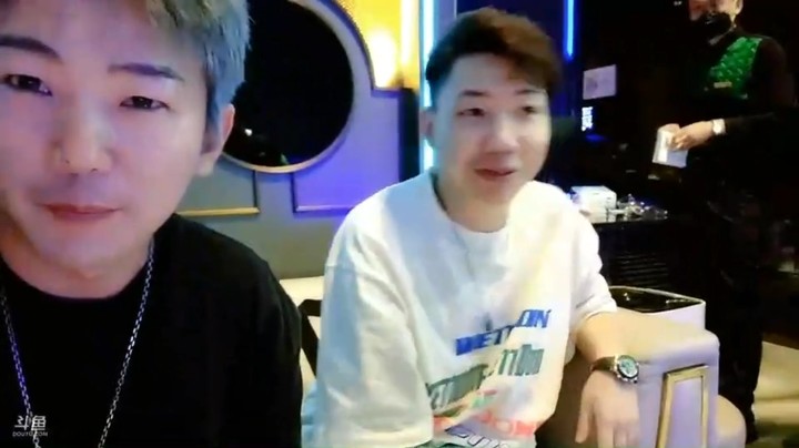 小王哥看社长来了，大家都问社长几点了？想看豪华手表啊