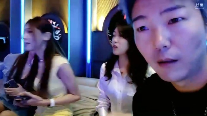 小王哥开始没认出自己的美女助理猪宝，美女很害羞啊