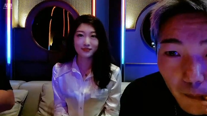小王哥和美女猪宝在听大哥们唱歌