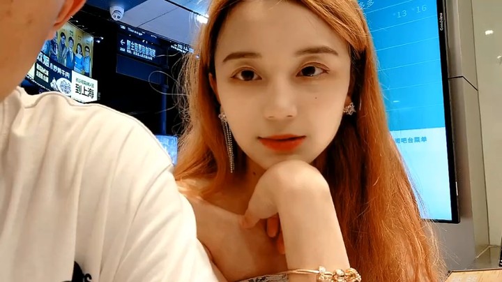 博哥带着美女游玩，美女真好看啊