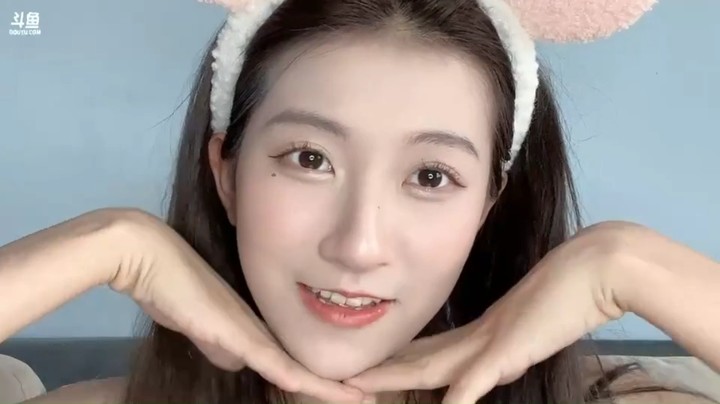 美女冰冰早上直播聊天，大哥说我亏了啊，冰冰说你怎么会亏呢