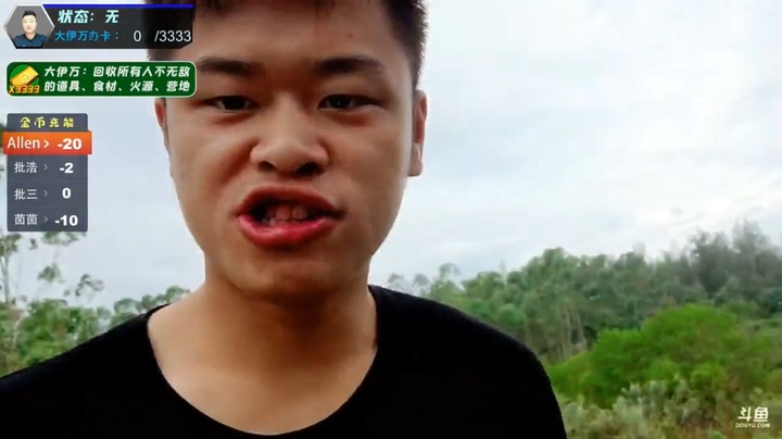 浩哥在海边吃仙人掌果实，海边有很多鱼