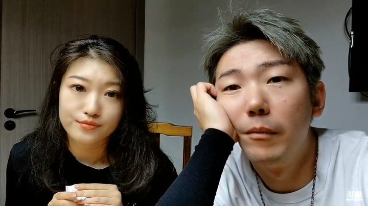 小王哥和美女助理直播聊天