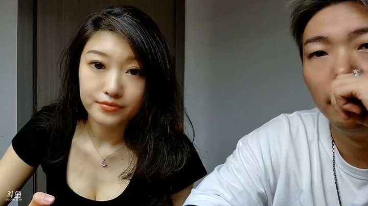小王哥和美女助理珠聊天，猪宝真好看啊