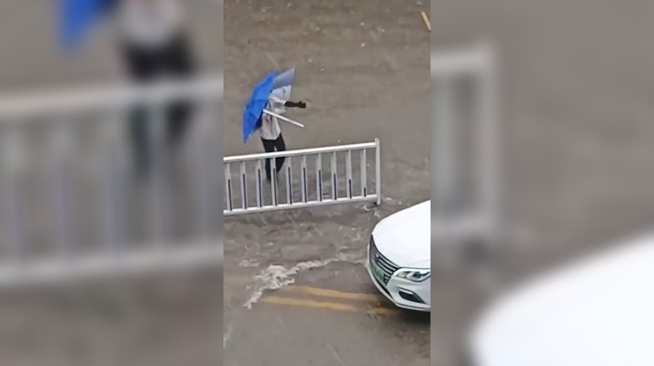 路遇摩托车摔倒，武汉女公交司机及时出手