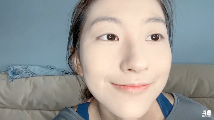 美女冰冰直播化妆和聊天了，真不错啊