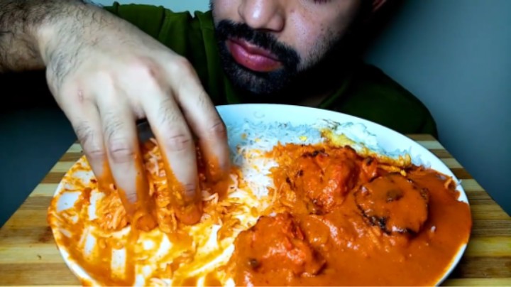 印度鸡饭配两个煎蛋