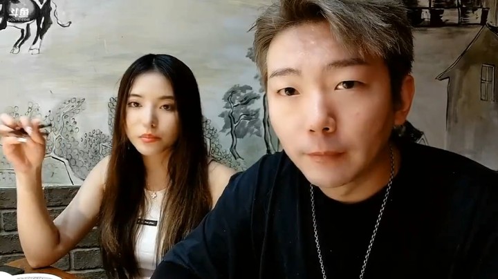 小王哥和美女小鱼深夜吃牛蛙，真快乐啊
