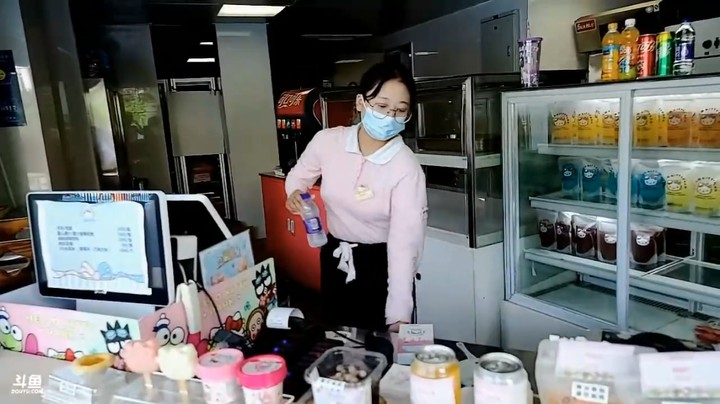 博哥和美女杏子在游乐园玩，美女想吃冰激凌