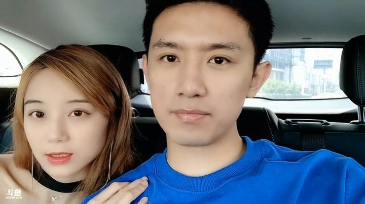 博哥和美女杏子在车上和司机聊天，司机真会聊啊