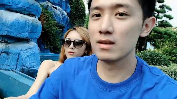 博哥和美女在游乐场游玩真快乐啊
