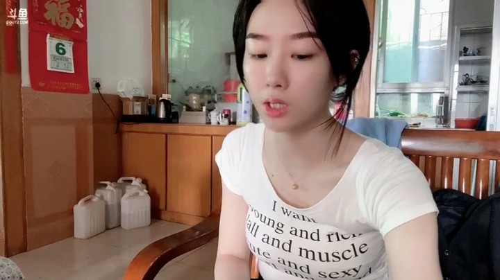 美女小姐姐在爷爷奶奶家玩，真可爱