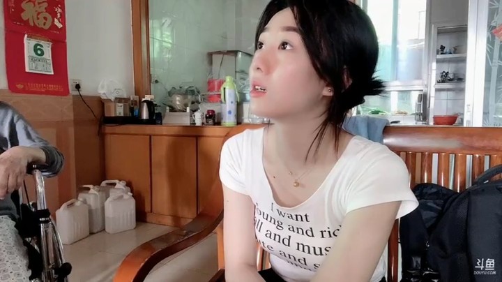 美女小姐姐12点了还在吃早餐啊