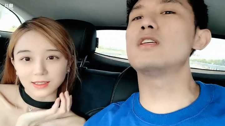 博哥捏美女杏子的脸，真可爱