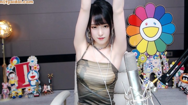 腐团儿：小姐姐穿金色抹胸装，太好看了！