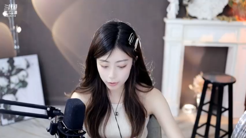 美女小姐姐看别人3唱歌，有点意思