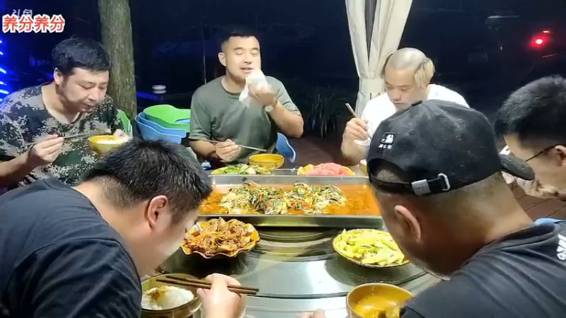 一群好兄弟吃大鱼大肉，让人羡慕