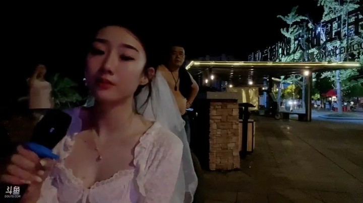 美女小姐姐在路上走，突然遇到可以唱歌的地方