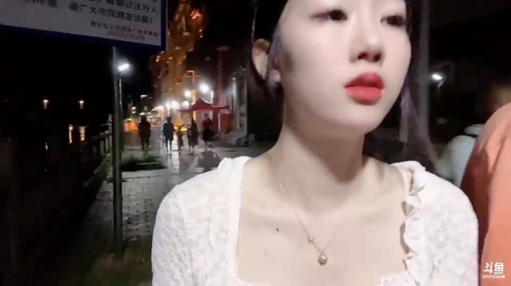 美女小姐姐一个人逛街走路真好看