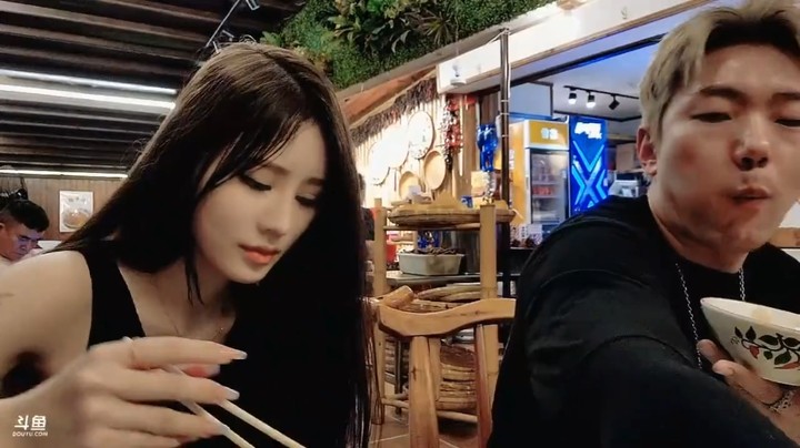 小王哥和美女吃饭，美女吃的很少，小王哥能吃，后面大哥看羡慕了