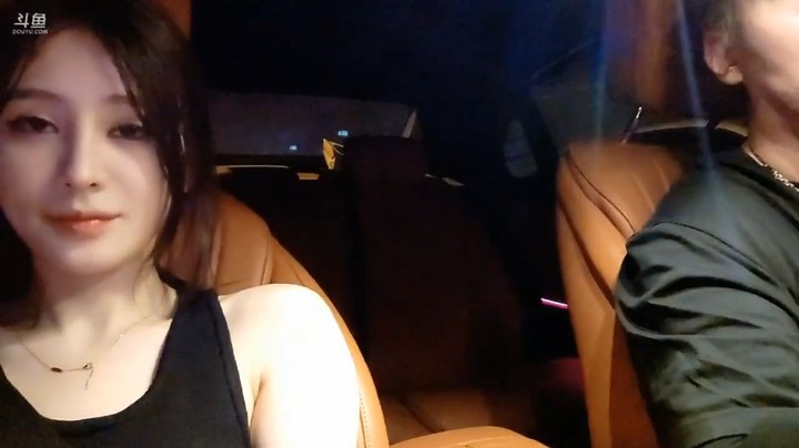 美女在车上那手机自拍很搞笑，真有意思啊