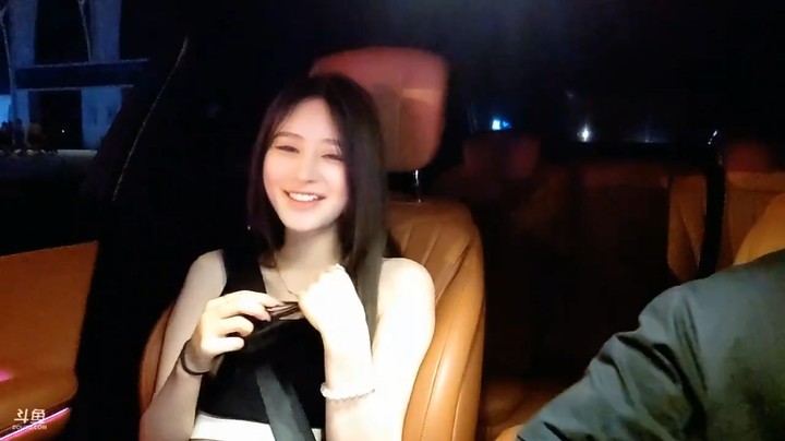 美女老是咳嗽，小王哥开始教育她了