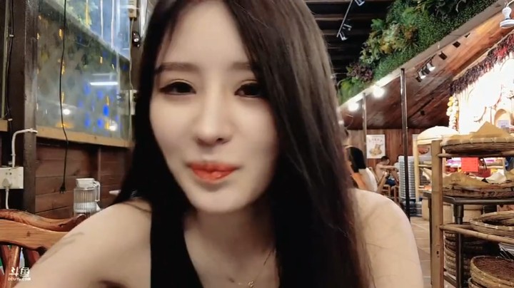 小王哥开车带美女去吃饭，还让美女喂他