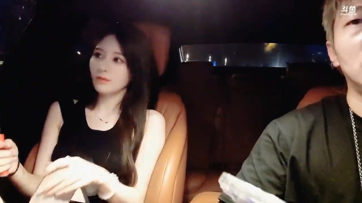 小王哥和美女曼曼吵起来了，美女很有意思啊