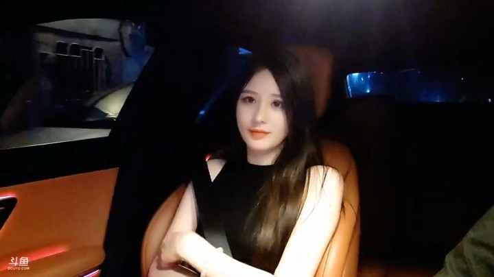 美女真搞笑，下车了还搞这些，小王哥都受不了