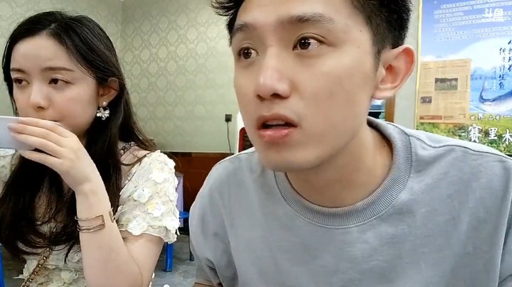 博哥和美女等人在新疆吃饭，美女挺好看的