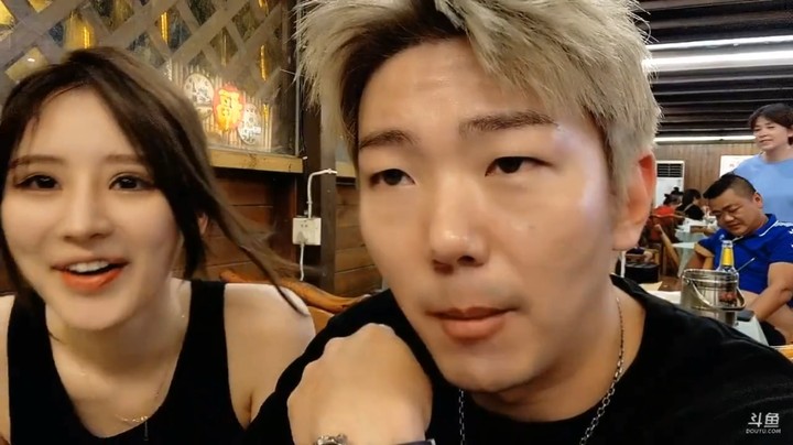 小王哥和美女吃饭，小王哥说这个菜好吃，服务员打包