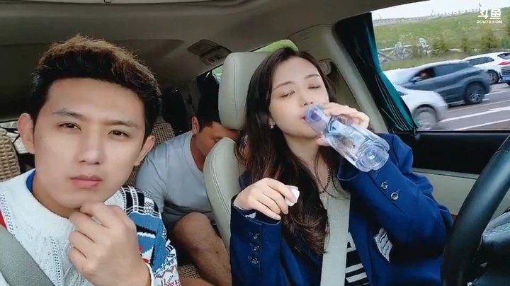 博哥看美女图图开车很稳，新疆的路上风景美如画