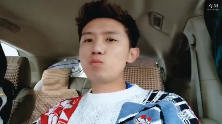 C姐太拼了，大家叫博哥小心公益，C姐喂东西给他吃